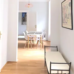Classic, Modern&charming! 7min To Vienna's Center! Appartamento